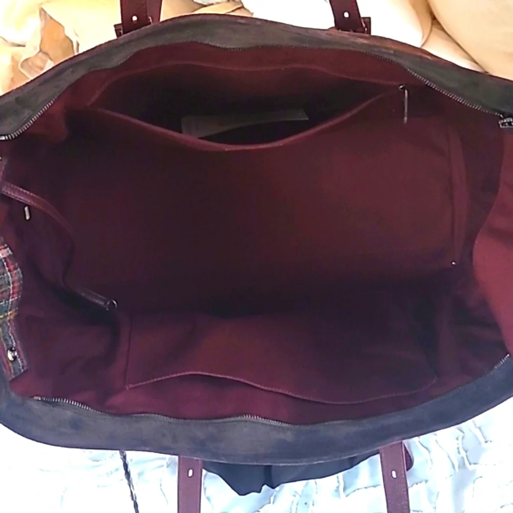 CHANEL RARE Paris to Edinburgh Tote - Picture 9 of 15